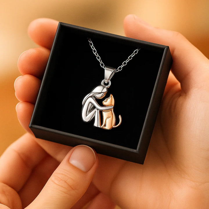 Náhrdelník s objetím kočky
